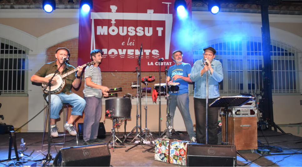 Moussu T et ses jeunes étaient dans la cour du quartier de L'Île pour faire danser la Venise Provençale